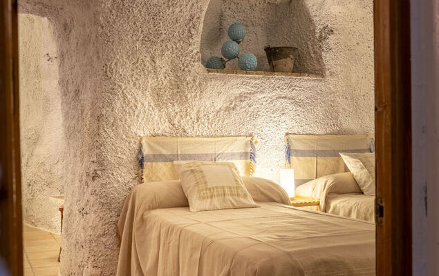 Cueva Mariana Pineda - Photo 16