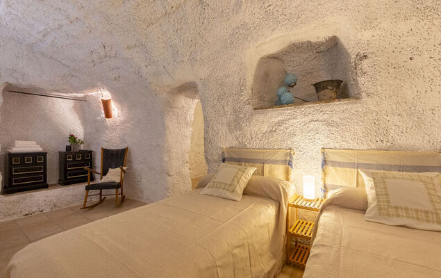 Cueva Mariana Pineda - Photo 20